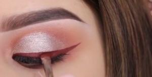 أحمر الشفاه السائل لرسم خطوط العين eye liner