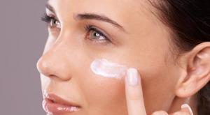صورة: وضع برايمر كريم الأساس تنعيم سطح بشرتك 