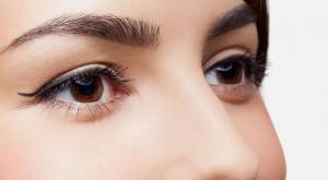صورة: جعل عينيك تبدو جميلة بدون استخدام المكياج