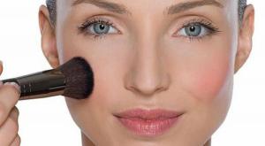 صورة: وضع أحمر الخدود