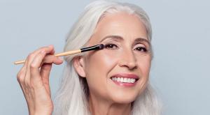 صورة: وضع المكياج للنساء فوق سن الخمسين