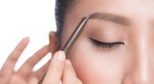 صورة: استخدام قلم الحواجب