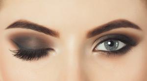 صورة: وضع مكياج العين الضبابية