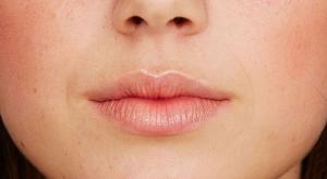 تضييق مسام البشرة باستخدام كريم الأساس صورة: تضييق مسام البشرة باستخدام كريم الأساس