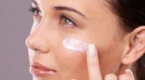 وضع مستحضر الأساس صورة: وضع مستحضر الأساس