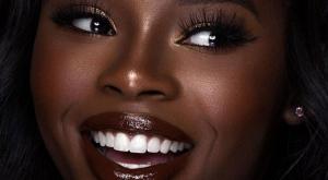 صورة: وضع المكياج لصاحبات البشرة الداكنة