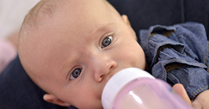 صورة: اعراض فرط الطعام للرضع والاضرار المتوقعة