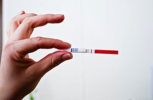 متى يظهر هرمون الحمل في البول صورة: متى يظهر هرمون الحمل في البول