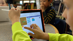 صورة: تعليم الأطفال فك الشفرات