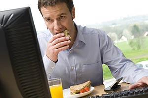 أسباب زيادة الوزن في مكان العمل صورة: أسباب زيادة الوزن في مكان العمل