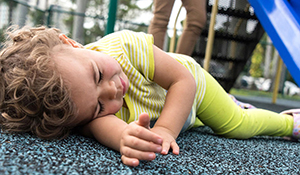 صورة: 5 أسئلة يطرحها الأطباء عند سقوط الأطفال أرضا