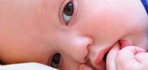 طرق تنظيف لسان الطفل الرضيع صورة: طرق تنظيف لسان الطفل الرضيع