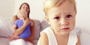 صورة: طرق مهمة لمنع الغيرة بين الاخ الكبير والطفل الجديد