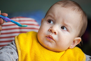 صورة: 10 أطعمة يجب تجنب تقديمها لطفلك الرضيع