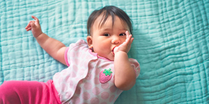 طرق علاجية لوقف طفلك من مص ابهامه صورة: طرق علاجية لوقف طفلك من مص ابهامه