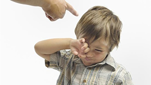 اضرار اهانة الطفل امام الاخرين صورة: اضرار اهانة الطفل امام الاخرين