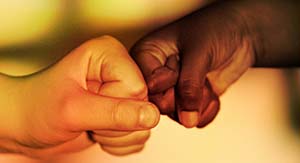 صورة: دراسة جديدة تكشف أن تحيز الآباء العنصري ينتقل لأبنائهم