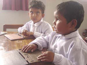 كيفية التعامل مع الطفل الكفيف صورة: كيفية التعامل مع الطفل الكفيف