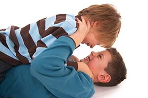 نصائح لفهم سلوك الطفل العنيف والتغلب على عنفه صورة: نصائح لفهم سلوك الطفل العنيف والتغلب على عنفه