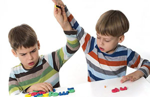 طرق التغلب على مشكلة الغيرة بين الأبناء صورة: طرق التغلب على مشكلة الغيرة بين الأبناء