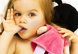 كيفية التخلص من عادة مص الإبهام عند الأطفال صورة: كيفية التخلص من عادة مص الإبهام عند الأطفال