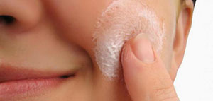 الرؤوس البيضاء: أسبابها، طرق العلاج، ونصائح الوقاية صورة: الرؤوس البيضاء: أسبابها، طرق العلاج، ونصائح الوقاية