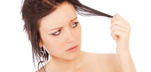 صورة: أسباب تزييت الشعر وطرق العلاج المنزلية