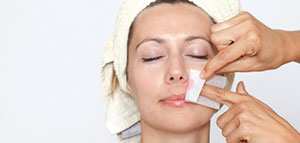 طرق إزالة شعر الوجه باستخدام مواد طبيعية صورة: طرق إزالة شعر الوجه باستخدام مواد طبيعية