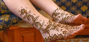 صورة: الحناء و طرق إزالة الحناء من الأظافر