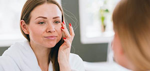 استخدام المنديل الورقي و فحص الوجه بعد تنظيفه صورة: استخدام المنديل الورقي و فحص الوجه بعد تنظيفه