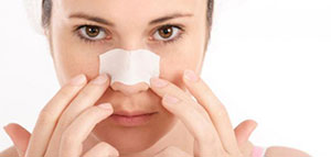 صورة: كيفية التخلّص من الرؤوس السوداء وعلاجها بطُرق طبيعية