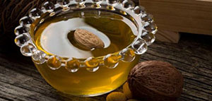 صورة: فوائد زيت اللوز واستخداماته المتعددة