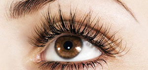 صورة: هل يمكن تطويل الرموش في أسبوع و وصفات طبيعية لتطويل الرموش