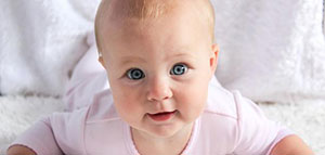 صورة: متى يظهر لون عيون الطفل الحقيقي و ما سبب تغير لون عيون الطفل