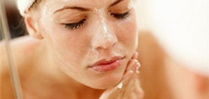 العناية بالبشرة و فوائد مقشر الوجه و كيفية استخدام مقشر الوجه صورة: العناية بالبشرة و فوائد مقشر الوجه و كيفية استخدام مقشر الوجه