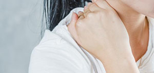 تبييض الرقبة بالعسل والطماطم و تبييض الرقبة بعصير الليمون صورة: تبييض الرقبة بالعسل والطماطم و تبييض الرقبة بعصير الليمون