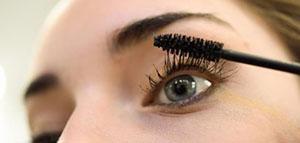 صورة: استعمال صبغة خاصة بالرموش و الألوفيرا والفحم النشط