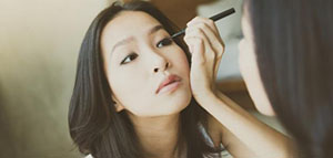 استخدام الملعقة و استخدام الشريط اللاصق صورة: استخدام الملعقة و استخدام الشريط اللاصق