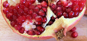 الرمان و وصفة قشر الرمان للقولون و فوائد الرمان العامة صورة: الرمان و وصفة قشر الرمان للقولون و فوائد الرمان العامة