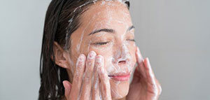 صورة: طرق تبييض الوجه: الطبية والطبيعية