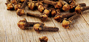 صورة: فوائد زيت القرنفل للشعر الأبيض واستخداماته