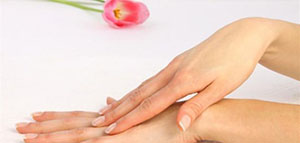 صورة: التقشير الأسبوعي و الترطيب الليلي و كريم الريتينويد