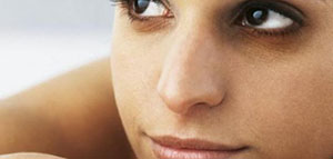 الهالات السوداء و أسباب الهالات السوداء المباشرة صورة: الهالات السوداء و أسباب الهالات السوداء المباشرة