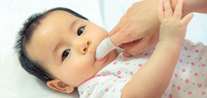 صورة: ما هي أهمية تنظيف لسان الرضيع و طريقة تنظيف لسان الرضيع