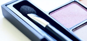 الهايلايتر و أنواع الهايلايتر و طريقة وضع الهايلايتر على الوجه صورة: الهايلايتر و أنواع الهايلايتر و طريقة وضع الهايلايتر على الوجه