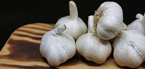 صورة: فوائد الثوم لحب الشباب و وصفة الثوم والماء لعلاج حبوب الشباب