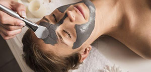 قناع الفحم لمنع حب الشباب و قناع الفحم لتفتيح البشرة صورة: قناع الفحم لمنع حب الشباب و قناع الفحم لتفتيح البشرة