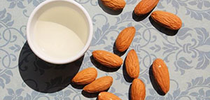 كيفية استخدام زيت اللوز المر للشعر و كيفية استخدام زيت اللوز الحلو للشعر صورة: كيفية استخدام زيت اللوز المر للشعر و كيفية استخدام زيت اللوز الحلو للشعر