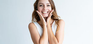 المحافظة على ترطيب البشرة و شرب كمية كافية من الماء صورة: المحافظة على ترطيب البشرة و شرب كمية كافية من الماء