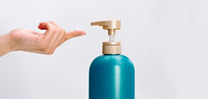 صورة: كريم تصفيف الشعر و موس تصفيف الشعر و مثبت الشعر الرذاذي